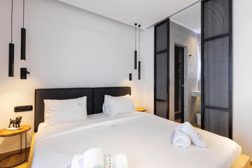 kentroluxurysuites10astratours021.jpg