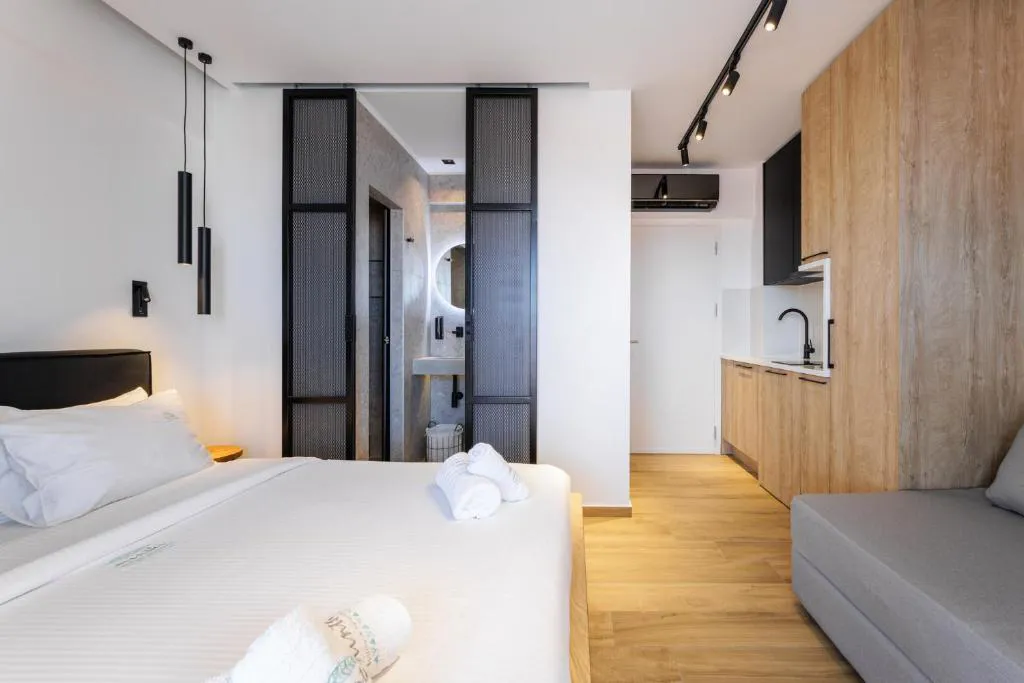 kentroluxurysuites11astratours021.jpg