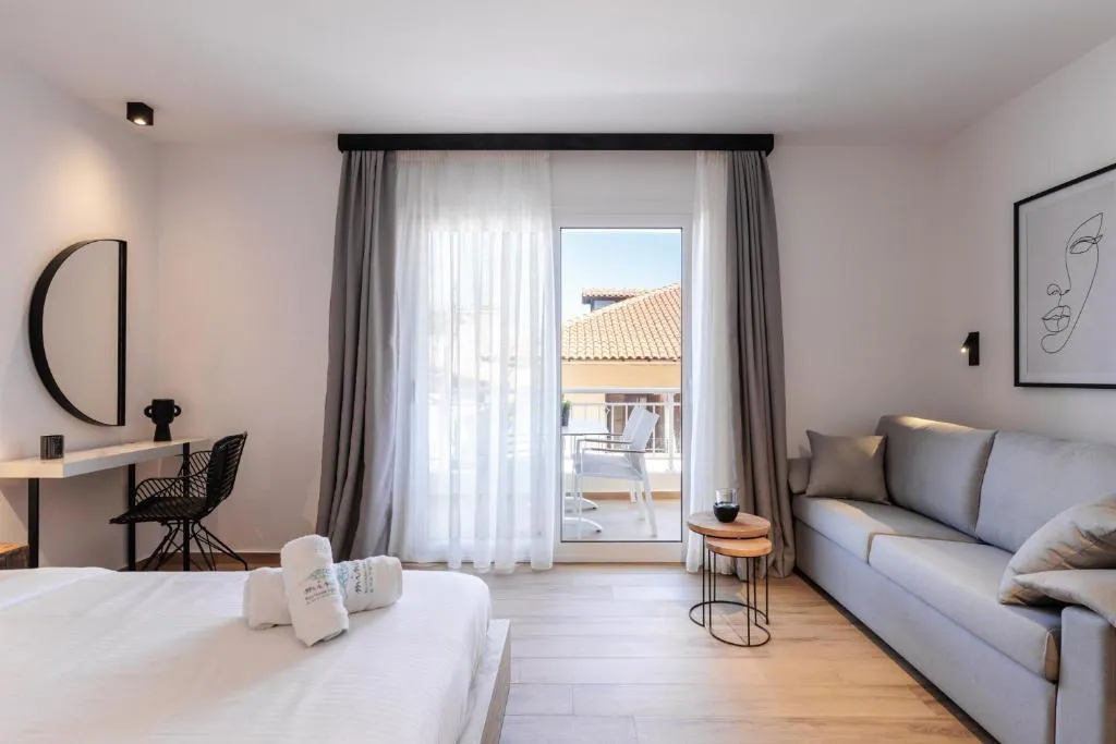 kentroluxurysuites2astratours021.jpg