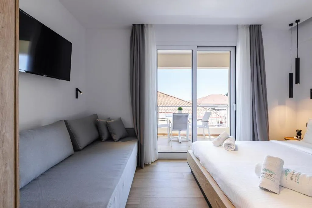 kentroluxurysuites5astratours021.jpg
