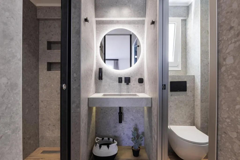 kentroluxurysuites6astratours021.jpg