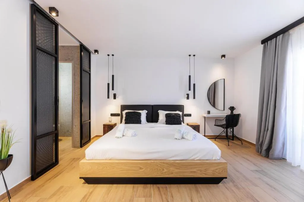 kentroluxurysuites7astratours021.jpg
