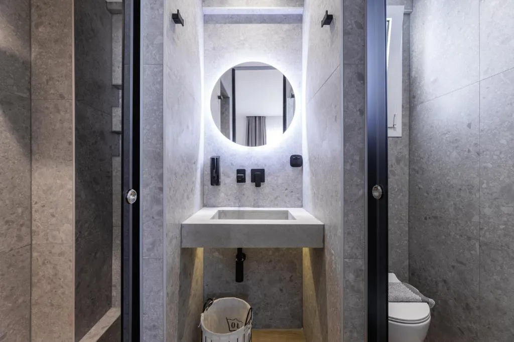 kentroluxurysuites9astratours021.jpg