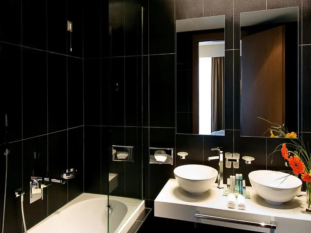 Lucy-Kavala-AstraTours021 (1).jpg